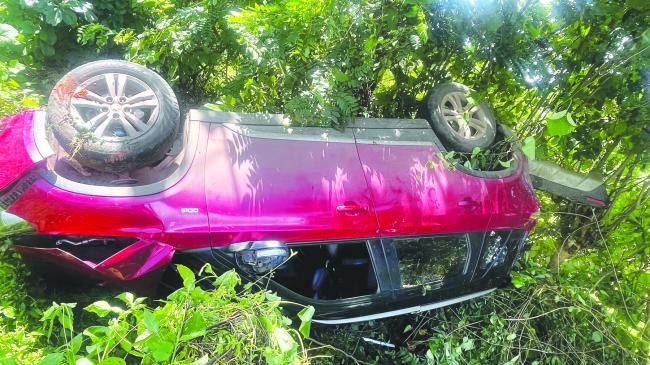 ಚಾಲಕನ ನಿಯಂತ್ರಣ ತಪ್ಪಿ ಕಾರು ಪಲ್ಟಿ ಅದೃಷ್ಟವಶಾತ್ ಕಾರಿನಲ್ಲಿದ್ದರು ಪಾರು 