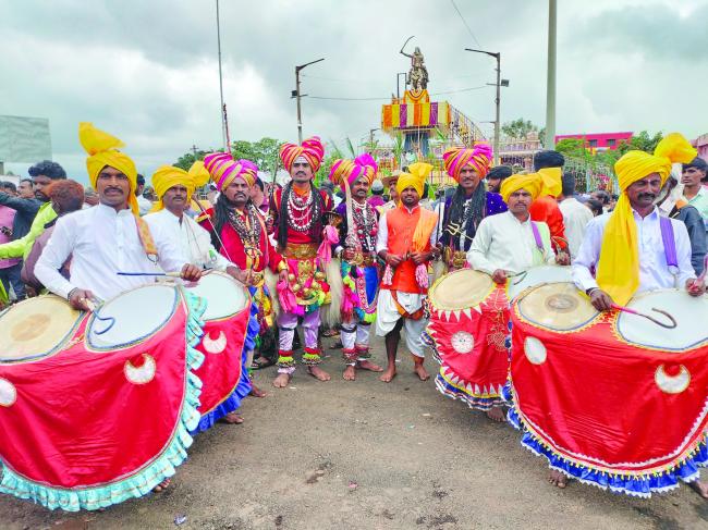 ಚೆನ್ನಮ್ಮ ಉತ್ಸವದಲ್ಲಿ ಕೋಣನತಂಬಗಿ  ಗ್ರಾಮದ ಕಲಾ ತಂಡ ಪ್ರದರ್ಶನ: ಜನ ಮೆಚ್ಚುಗೆ