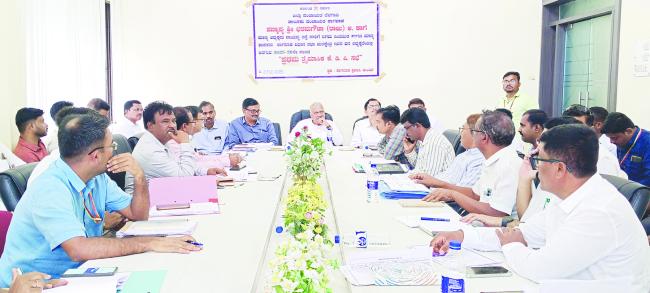 ಸರ್ಕಾರದ ಯೋಜನೆಗಳನ್ನು ಫಲಾನುಭವಿಗಳಿಗೆ ಸರಿಯಾಗಿ ತಲುಪಿಸಿ: ಅಧಿಕಾರಿಗಳಿಗೆ ರಾಜು ಕಾಗೆ ಎಚ್ಚರಿಕೆ