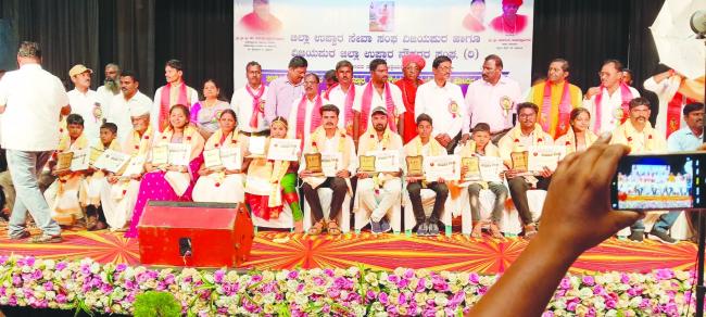  ಮಲ್ಲಿಕಾರ್ಜುನ ಹುಣಶ್ಯಾಳಗೆ ಭಗೀರಥ ಪ್ರಶಸ್ತಿ ಪ್ರದಾನ 