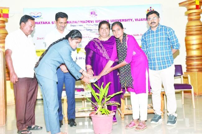 ಶೈಕ್ಷಣಿಕ, ವೃತ್ತಿಪರ ಮತ್ತು ಸಾಮಾಜಿಕ ಸವಾಲುಗಳನ್ನು ಪರಿಣಾಮಕಾರಿಯಾಗಿ ಎದುರಿಸಲು ಜ್ಞಾನ ಮತ್ತು ಕೌಶಲ್ಯಗಳು ಅವಶ್ಯಕ