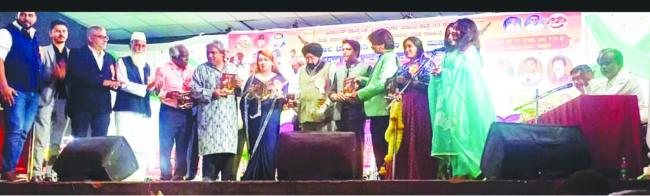 ಕೊಪ್ಪಳದ ಕವಿ ಸಮ್ಮೇಳನ ದಲ್ಲಿ ರಾಷ್ಟ್ರೀಯ ಕವಿ ನವ ದೆಹಲಿ ಅನಾ ದೆಹಲ್ವಿ ಯವರ ಪುಸ್ತಕ ಬಿಡುಗಡೆ 