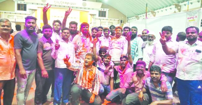 ಶಾಸಕ ಲಕ್ಷ್ಮಣ ಸವದಿ, ರಾಜು ಕಾಗೆ ನೇತೃತ್ವದ ಪೆನಲ್ ಅಭ್ಯರ್ಥಿಗಳಿಗೆ ಭರ್ಜರಿ ಜಯ  