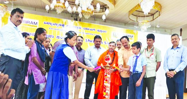 ಲಾರಿ ಚಾಲಕರ ಮಕ್ಕಳಿಗೆ 4500 ರೂ. ವಿದ್ಯಾರ್ಥಿ ವೇತನ  ಬಳ್ಳಾರಿ, ಕೊಪ್ಪಳ, ವಿಜಯನಗರ ಜಿಲ್ಲೆಗಳ 2500 ವಿದ್ಯಾರ್ಥಿಗಳಿಗೆ ವಿತರಣೆ 