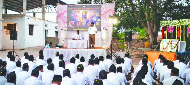 ಸಲ್ಲದ ಮಾತನಾಡುವವರು ಸಂಘದ ಶಾಖೆಗಳಿಗೆ ಬಂದು ನೋಡಲಿ: ವಿವೇಕ ಹಂಜಿಗಿ  