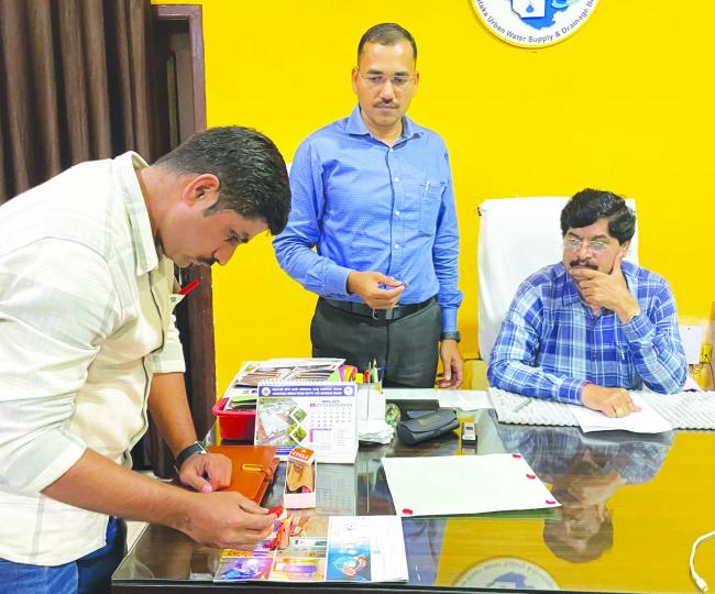 ಜಮೀನು ಪರಿಹಾರದ ಚೆಕ್ ನೀಡಲು 1ಲಕ್ಷ ಲಂಚ: ಅಧಿಕಾರಿ ಬಂಧನ 