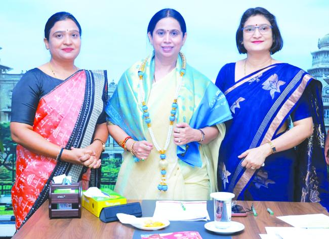 ಋತುಚಕ್ರ ರಜೆ ಘೋಷಣೆ: ಸಚಿವೆ ಲಕ್ಷ್ಮೀ ಹೆಬ್ಬಾಳಕರ್‌ಗೆ ಸನ್ಮಾನ  