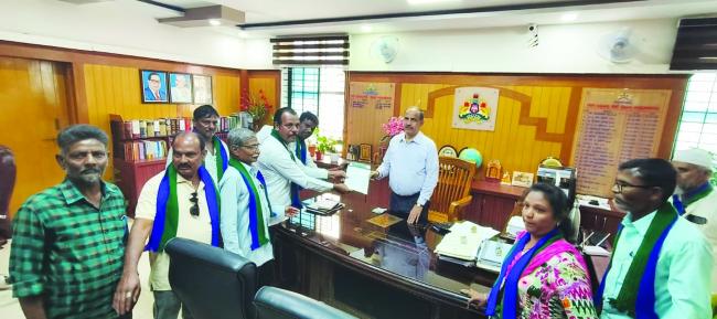 ಅರ್ಹ ಕಾರ್ಡಗಳನ್ನು ರದ್ದುಗೊಳಿಸಿರುವ ಆಹಾರ ಇಲಾಖೆ ಅಧಿಕಾರಿಗಳ ಅಮಾನತಿಗೆ ಆಗ್ರಹಿಸಿ ಮನವಿ 