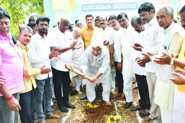 ವಾರ್ಡ ನಂಬರ 15ರಲ್ಲಿ ಅಭಿವೃದ್ಧಿ ಕಾಮಗಾರಿಗೆ ಸಚಿವ ಎಚ್ ಕೆ ಪಾಟೀಲರಿಂದ ಭೂಮಿ ಪೂಜೆ