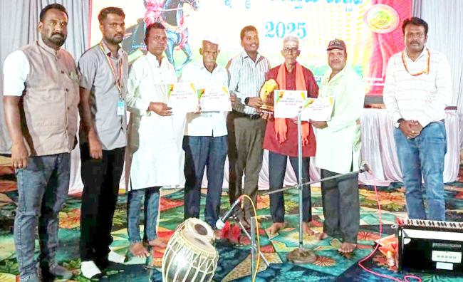 ಕಿತ್ತೂರು ಉತ್ಸವದಲ್ಲಿ ಕಲಾವಿದರಿಗೆ ಸನ್ಮಾನ 