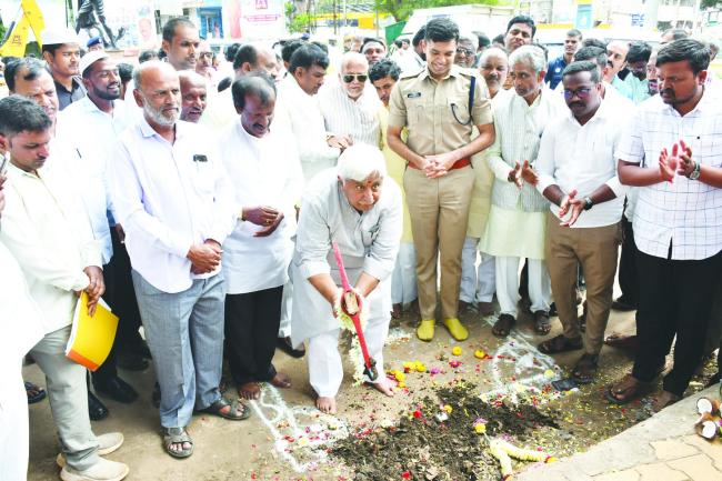 ಮಹಾತ್ಮ ಗಾಂಧಿ ಹಾಗೂ ಟಿಪ್ಪು ಸುಲ್ತಾನ್ ಸಕರ್ಲ್‌ ಅಭಿವೃಧ್ಧಿ ಕಾಮಗಾರಿಗೆ ಸಚಿವ ಎಚ್ ಕೆ ಪಾಟೀಲ್ ಚಾಲನೆ  