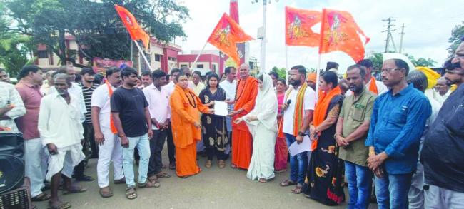 ಕನ್ನೇರಿ ಶ್ರೀಗಳ ನಿರ್ಬಂಧ ಖಂಡಿಸಿ ಬೃಹತ್ ಪ್ರತಿಭಟನೆ  