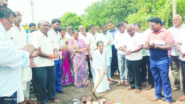 ಹತ್ತರಗಿ  : ರಸ್ತೆ ಕಾಮಗಾರಿಗೆ ಸಂಸದೆ ಪ್ರೀಯಾಂಕಾ ಜಾರಕಿಹೊಳಿ ಪೂಜೆ