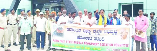 ಕೊಪ್ಪಳ ಮೂಲಕ ಹೆಚ್ಚು ರೈಲುಗಳನ್ನು ಓಡಿಸಲು ಆಗ್ರಹಿಸಿ ಮನವಿ