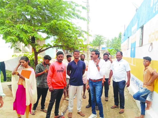 ಲಕ್ಕಲಕಟ್ಟಿ ತಾಂಡಾ ಭೇಟಿ ವೇಳೆ ಗ್ರಾಪಂ ಸಿಬ್ಬಂದಿಗೆ ತಾಕೀತು ಮಾಡಿದ ತಾಪಂ ಇಒ ಚಂದ್ರಶೇಖರ ಕಂದಕೂರ  