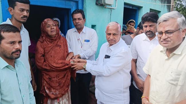 ಮೃತಪಟ್ಟ ಹಾಗೂ ಗಾಯಗೊಂಡ ಕುಟುಂಬಗಳಿಗೆ ಕಾರ್ಖಾನೆಯ ಅಧ್ಯಕ್ಷ  ಪರ​‍್ಪ ಸವದಿ ಭೇಟಿ  