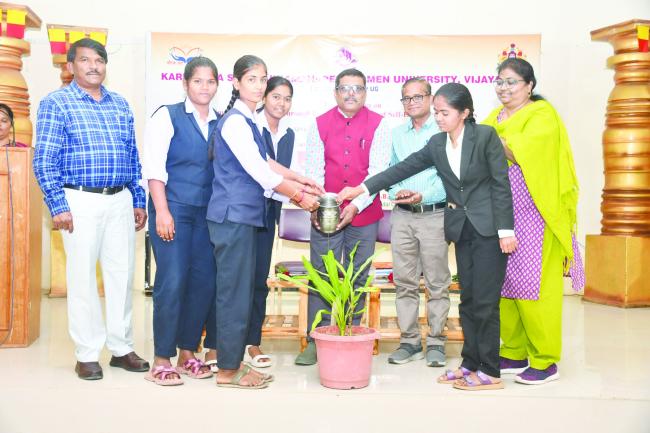 ಆರ್ಥಿಕ ಸ್ವಾವಲಂಬನೆ ಸಾಧಿಸಲು ಮಹಿಳೆಯರು ಉದ್ಯೋಗ ಕ್ಷೇತ್ರದಲ್ಲಿ ಮುಂದುವರಿಯಬೇಕು: ಶಂಕರಗೌಡ ಸೋಮನಾಳ  