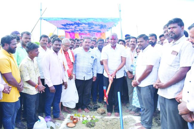 ಮೋರಾರ್ಜಿ ದೇಸಾಯಿ ವಸತಿ ಶಾಲೆಗೆ ಭೂಮಿ ಪೂಜೆಯನ್ನು ನೆರವೇರಿಸಿದ ಅಧ್ಯಕ್ಷ ಬಾಲಚಂದ್ರ ಜಾರಕಿಹೊಳಿ 