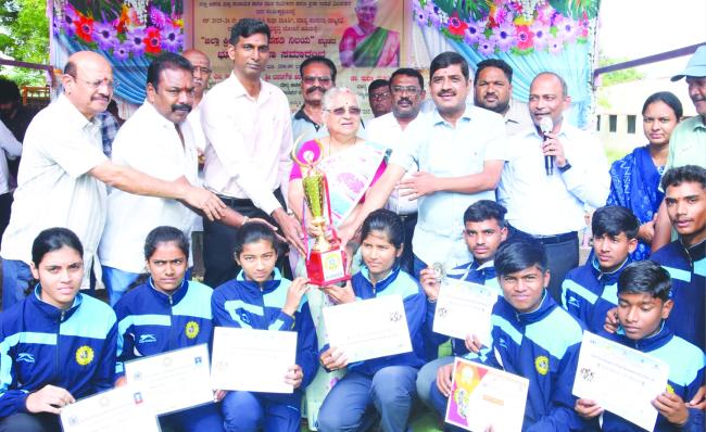 ರಾಷ್ಟ್ರಮಟ್ಟದಲ್ಲಿ ಸಾಧನೆಗೈದ ಕ್ರೀಡಾಪಟುಗಳಿಗೆ ಡಾ. ಸುಧಾಮೂರ್ತಿರಿಂದ ಸನ್ಮಾನ 