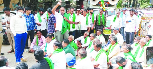 ವಿವಿಧ ಬೇಡಿಕೆಗಳ ಈಡೇರಿಕೆಗೆ ಒತ್ತಾಯಿಸಿ ರೈತ ಸಂಘ ಪ್ರತಿಭಟನೆ 