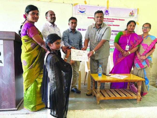 ಗ್ರಾಮೀಣ ವಿದ್ಯಾರ್ಥಿನಿಯರು ಸೌಲಭ್ಯಗಳ ಸದುಪಯೋಗಪಡಿಸಿಕೊಂಡು ಶಿಕ್ಷಣದತ್ತ ಆಸಕ್ತಿ ತೋರಬೇಕು: ಡಿ.ಎಂ. ಮದರಿ 