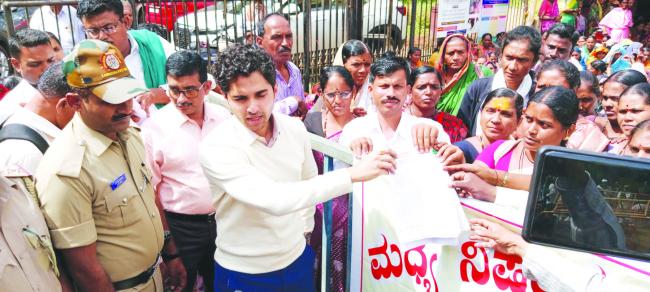 ಅಕ್ರಮ ಮದ್ಯ ಮಾರಾಟ ನಿಷೇಧಿಸಲು ಆಗ್ರಹಿಸಿ ಪ್ರತಿಭಟನೆ 