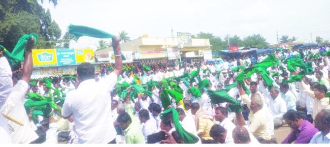 ಅನ್ನದಾತರ ಆಕ್ರೋಶ,ಪ್ರತಿಭಟನೆಗೆ ನ್ಯಾಯವಾದಿಗಳು ಸಾತ        