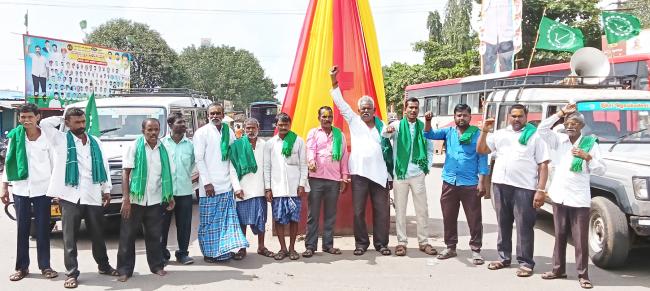 ಕಬ್ಬಿಗೆಬೆಂಬಲ ಬೆಲೆ ನೀಡುವಂತೆ ಆಗ್ರಹಿಸಿ ಪ್ರತಿಭಟನೆ