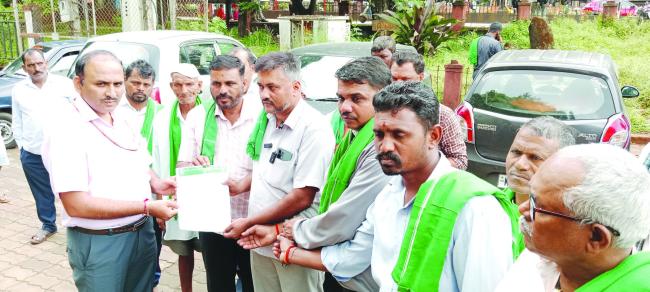 ಕಳಪೆ ಬೀಜ, ಓಷಧಿ ಮತ್ತು ಅತಿವೃಷ್ಠಿಯಿಂದ ಬೆಳೆ ಹಾನಿ: ಪರಿಹಾರಕ್ಕಾಗಿ ರೈತರ ಮನವಿ 