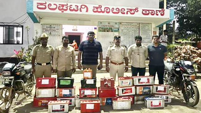 ಕಲಘಟಗಿಯಲ್ಲಿ ವಾಹನಗಳ ಬ್ಯಾಟರಿ ಕಳ್ಳರ ಬಂಧನ