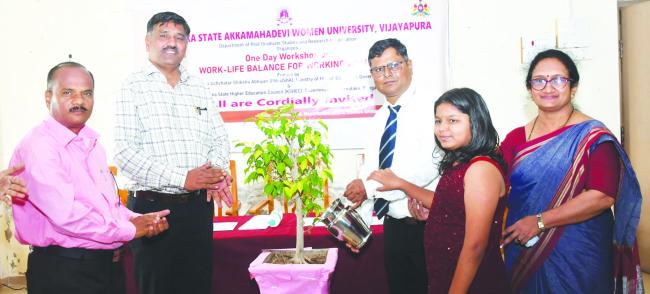 ಉದ್ಯೋಗಸ್ಥ ಮಹಿಳೆ ಯೋಗ, ಧ್ಯಾನ, ಸಂಗೀತದಂತಹ ಚಟುವಟಿಕೆಗಳಲ್ಲಿ ತೊಡಗಿಸಿಕೊಳ್ಳಿ: ಡಾ.ಸಂತೋಷ