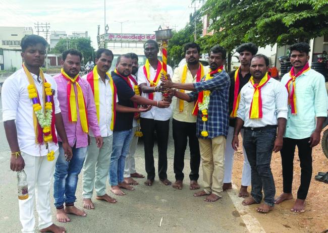 ಭುವನೇಶ್ವರಿ ತಾಯಿಯ ಜ್ಯೋತಿ ಸ್ವಾಗತಿಸಿದ ಕರವೇತಾಲೂಕು ಅಧ್ಯಕ್ಷ ಸಿ.ಡಿ.ರಾಜಶೇಖರ  