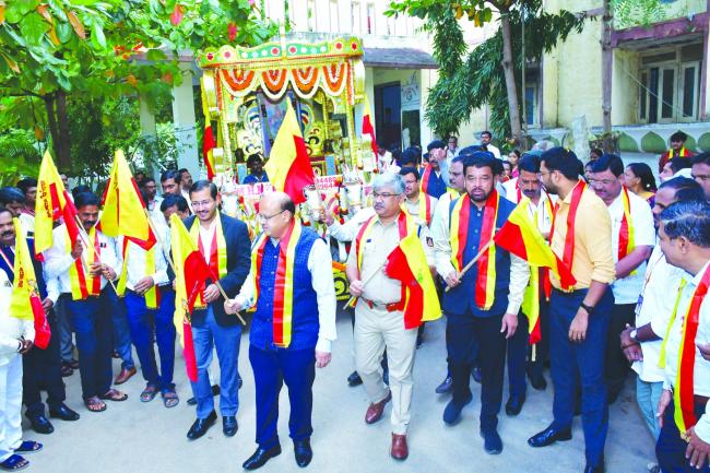  70ನೇ ಕರ್ನಾಟಕ ರಾಜ್ಯೋತ್ಸವ: ಜಿಲ್ಲಾ ಉಸ್ತುವಾರಿ ಸಚಿವರಿಂದ ರಾಷ್ಟ್ರ ಧ್ವಜಾರೋಹಣ   ಕನ್ನಡ ಭಾಷೆಯನ್ನು ಉಳಿಸಿ, ಬೆಳಸಿಕೊಂಡು ಹೋಗೋಣ- ಸಚಿವ ಶಿವರಾಜ ತಂಗಡಗಿ 