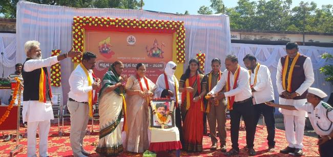  ಕನ್ನಡ ಭಾಷೆ ಬದುಕು ಕಟ್ಟಿಕೊಡುವ ಭಾಷೆ: ತಹಸಿಲ್ದಾರ್ ಹೂಗಾರ  