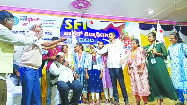 .ಎಸ್‌ಎಫ್‌ಐ ಹಾಸ್ಟೆಲ್ ವಿದ್ಯಾರ್ಥಿಗಳ ರಾಜ್ಯ ಮಟ್ಟದ    ಸಮಾವೇಶದಲ್ಲಿ ಹಾಸ್ಟೇಲ್ ಹಾಸ್ಟೇಲ್ ಮತ್ತು ಮೂಕಿ ಟಾಕಿ ನಾಟಕ ಪ್ರದರ್ಶನ. 