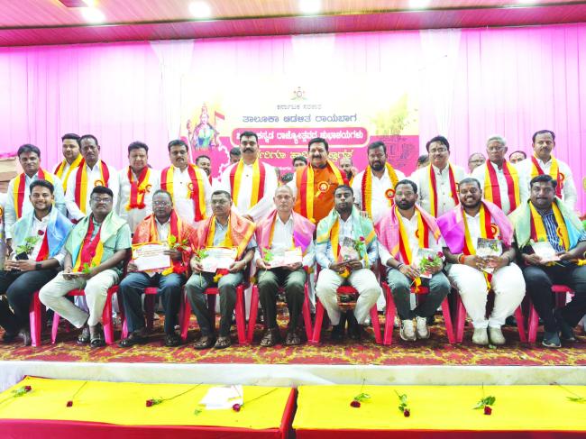 70ನೇ ಕರ್ನಾಟಕ ರಾಜ್ಯೋತ್ಸವ ಸಮಾರಂಭದಲ್ಲಿ ಪತ್ರಕರ್ತರನ್ನು ಸತ್ಕರಿಸಿದ ಶಾಸಕ ಡಿ.ಎಮ್‌.ಐಹೊಳೆ 