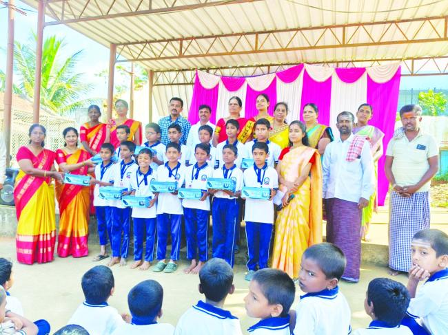 ಉಚಿತ ಶೂ ಮತ್ತು ಸಾಕ್ಸ್‌ ವಿತರಣೆ ಕಾರ್ಯಕ್ರಮ 