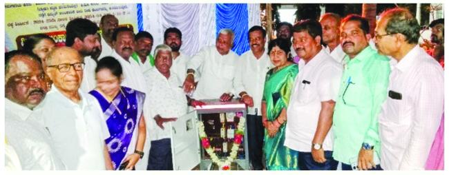 ರಸ್ತೆಯಲ್ಲಿ ಅಳವಡಿಸಿರುವ ವಿದ್ಯುತ್ ಅಲಂಕಾರಿಕ ಬೀದಿ ದೀಪಗಳಿಗೆ ಶಾಸಕ ಬಸವರಾಜ ಶಿವಣ್ಣನವರ ಚಾಲನೆ