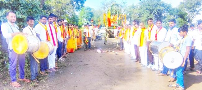 ಜೋಡೆತ್ತು ಮೂಲಕ ಭುವನೇಶ್ವರಿ ಮಾತೆಯ ಭಾವಚಿತ್ರ ಮೆರವಣಿಗೆ