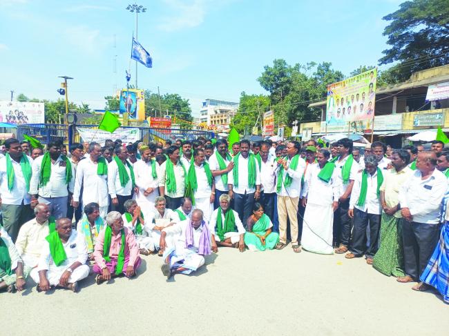 ಐಸಿಸಿ ಸಭೆ ಕರೆದು, 2ನೇ ಬೆಳೆಗೆ ನೀರು ಒದಗಿಸುವಂತೆ ಹಕ್ಕೋತ್ತಾಯ : ಬಂದ್ ಹಿನ್ನಲೆ ಮುಚ್ಚಿನ ಅಂಗಡಿ ಮುಂಗಟ್ಟು  