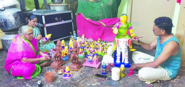 ಕಂಪ್ಲಿಯಲ್ಲಿ ಗೌರಿ ಹಬ್ಬಕ್ಕೆ ಸಕ್ಕರೆ ಗೊಂಬೆಗಳ ಭರದ ಸಿದ್ದತೆ : ಮಾರಾಟ ಬಲು ಜೋರು  