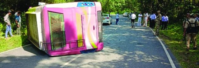 ಕೈಗಾ ಸ್ಥಾವರಕ್ಕೆ ಕಾರ್ಮಿಕರನ್ನು ಸಾಗಿಸುತ್ತಿದ್ದ ಟೆಂಪೋ ಪಲ್ಟಿ : 15  ಕಾರ್ಮಿಕರಿಗೆ ಗಾಯ 