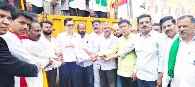 ಕಬ್ಬಿನ ಬಿಲ್ ಘೋಷಣೆ ಮಾಡಿ, ಕಾರ್ಖಾನೆ ಪ್ರಾರಂಭಿಸಿ: ರೈತರಿಂದ ರಸ್ತೆ ತಡೆ  