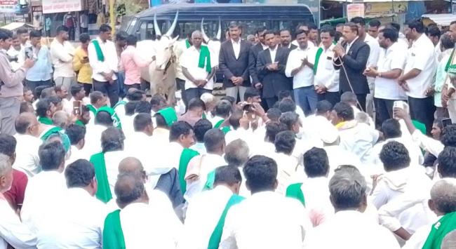 ಟನ್ ಕಬ್ಬಿಗೆ 3,500 ಬೆಲೆ ನಿಗದಿಗೊಳಿಸಿ ಒತ್ತಾಯಿಸಿ ಪ್ರತಿಭಟನೆ 