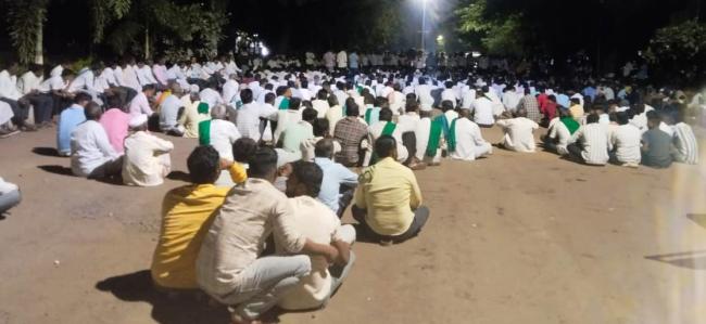 ಕಬ್ಬಿನ ದರ ನಿಗದಿ ಮಾಡಲು ಒತ್ತಾಯಿಸಿ ಪ್ರತಿಭಟನೆ 