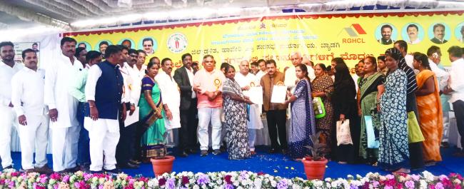 ಅಲ್ಪಸಂಖ್ಯಾತರಿಗೆ ಆಶ್ರಯ ನಿವೇಶನ ಹಕ್ಕು ಪತ್ರ ವಿತರಿಸಿದ ಜಮೀರ್ ಖಾನ್‌