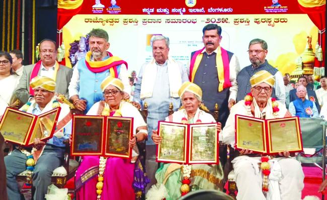 ಸಾಹಿತಿ ಹ.ಮ.ಪೂಜಾರವರಿಗೆ ಪ್ರಶಸ್ತಿ ಸನ್ಮಾನ 