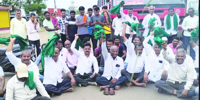 ಪ್ರತಿ ಟನ್ ಕಬ್ಬಿಗೆ 3500 ಬೆಲೆ ನಿಗದಿಗೆ ಅನಿರ್ದಿಷ್ಟ ಹೋರಾಟ 