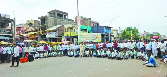 ಕಬ್ಬಿನ ಬೆಲೆ ಪ್ರತಿ ಟನ್‌ಗೆ ರೂ.3500 ನಿಗದಿಗಾಗಿ ಅಹೋರಾತ್ರಿ ಧರಣಿ 