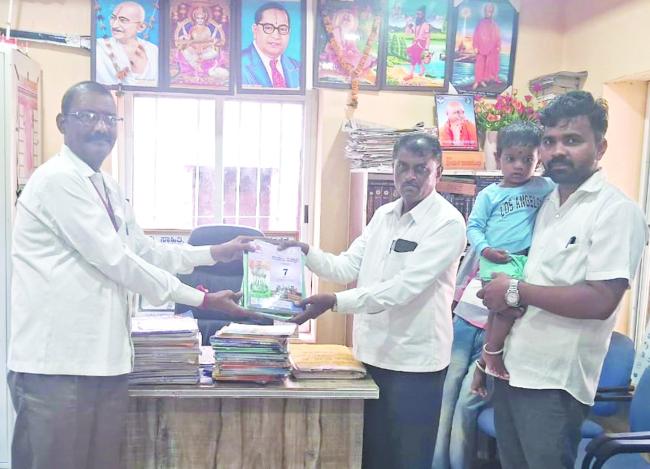 ಬೆಟಗೇರಿ ಗ್ರಾಮ ಪಂಚಾಯತಿ ಗ್ರಂಥಾಲಯಕ್ಕೆ ಪುಸ್ತಕ ಕೊಡುಗೆ 